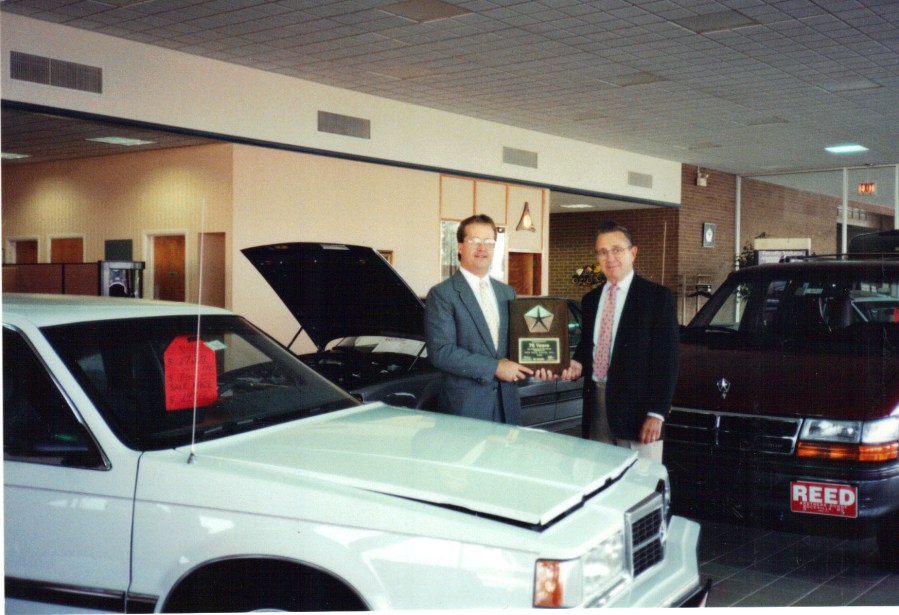 Lee Gartner receives 75th Anniversary award from Chrysler