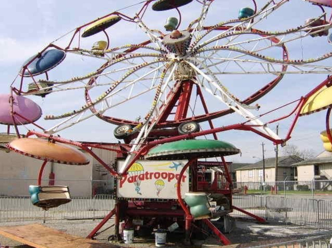 Paratrooper carnival ride
