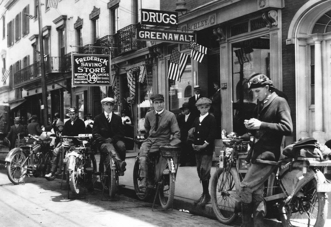 1915 motorcyclists