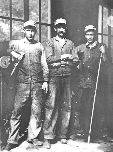 1916 Rockville Garage mechanics