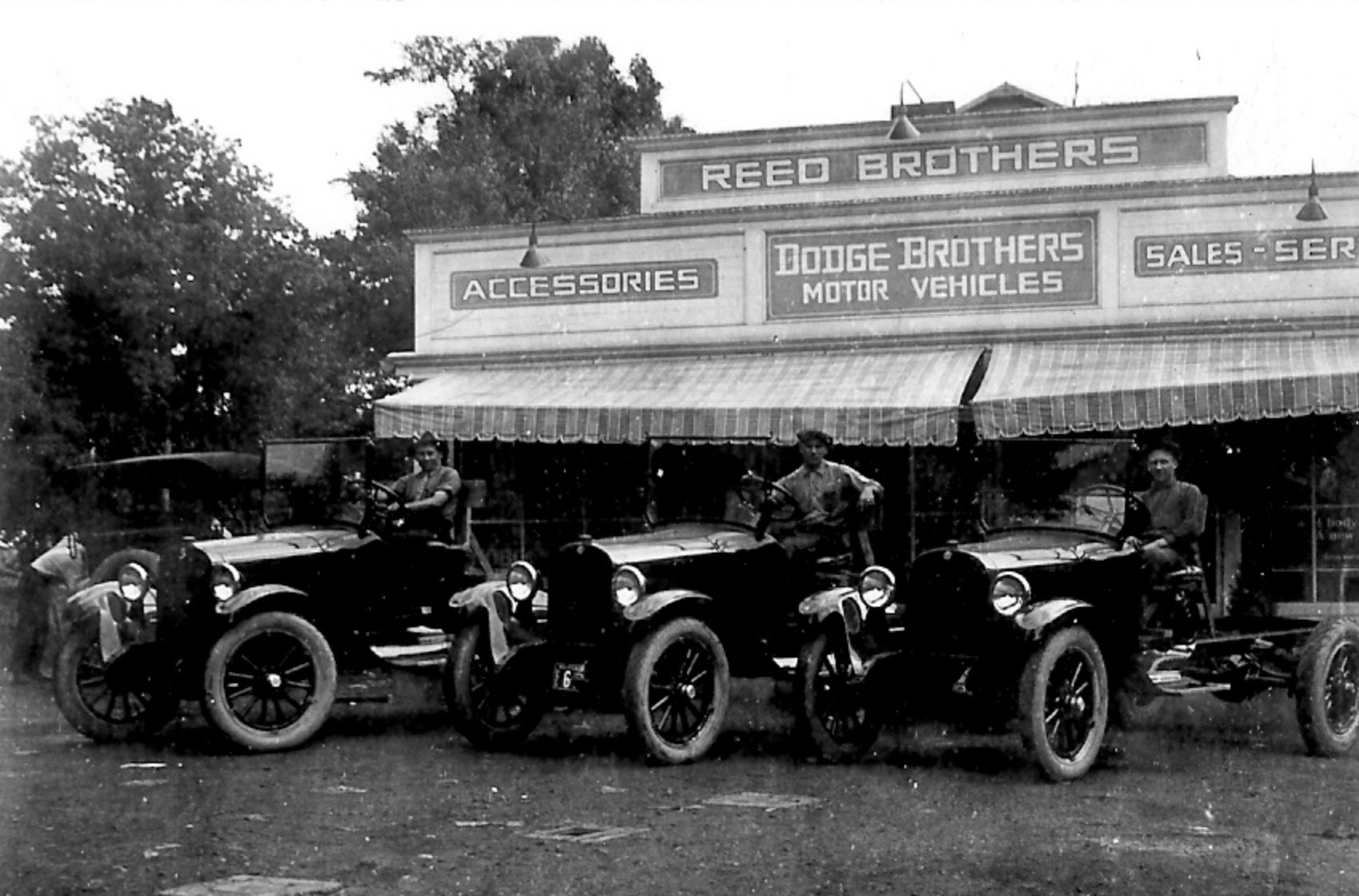 Dodge car chassis on display outside Reed Brothers, 1922.